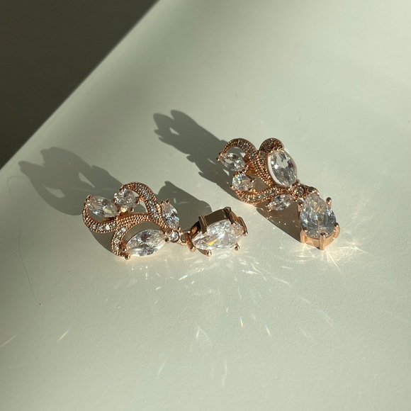 Rose gold dangle fashion earrings - Picture 5 of 5